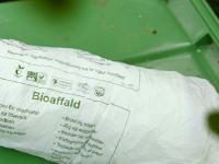 Bioaffaldspose på låget af affaldsspand