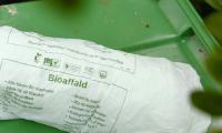 Bioaffaldspose på låget af affaldsspand