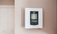 Digital termostat på væggen